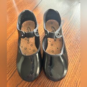 Capezio girls tap shoes, good used condition, pet/smoke free home.